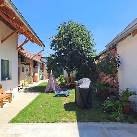 Mirabelka Rakvice Apartment Luaran gambar